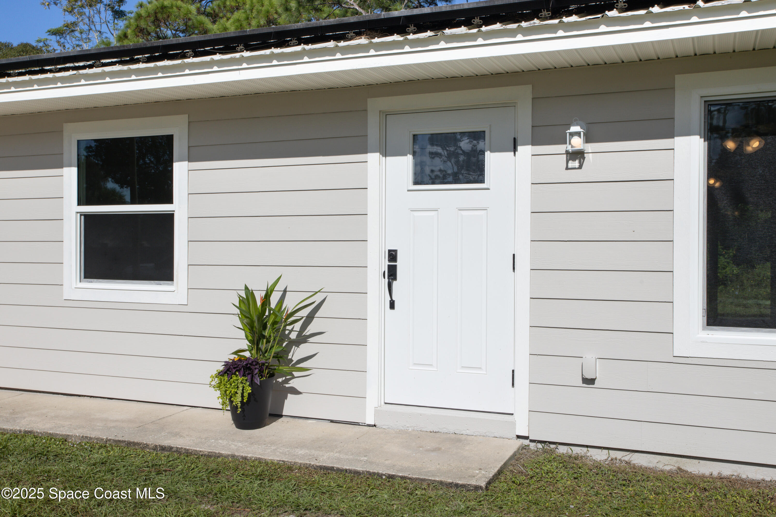 5446 Jamaica Road Cocoa, FL 32927 - Photo 4 of 21 a white building with a outdoor space