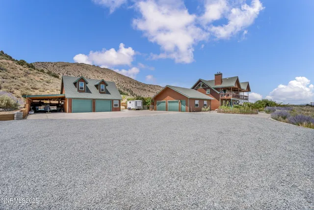 a view of houses with sky view