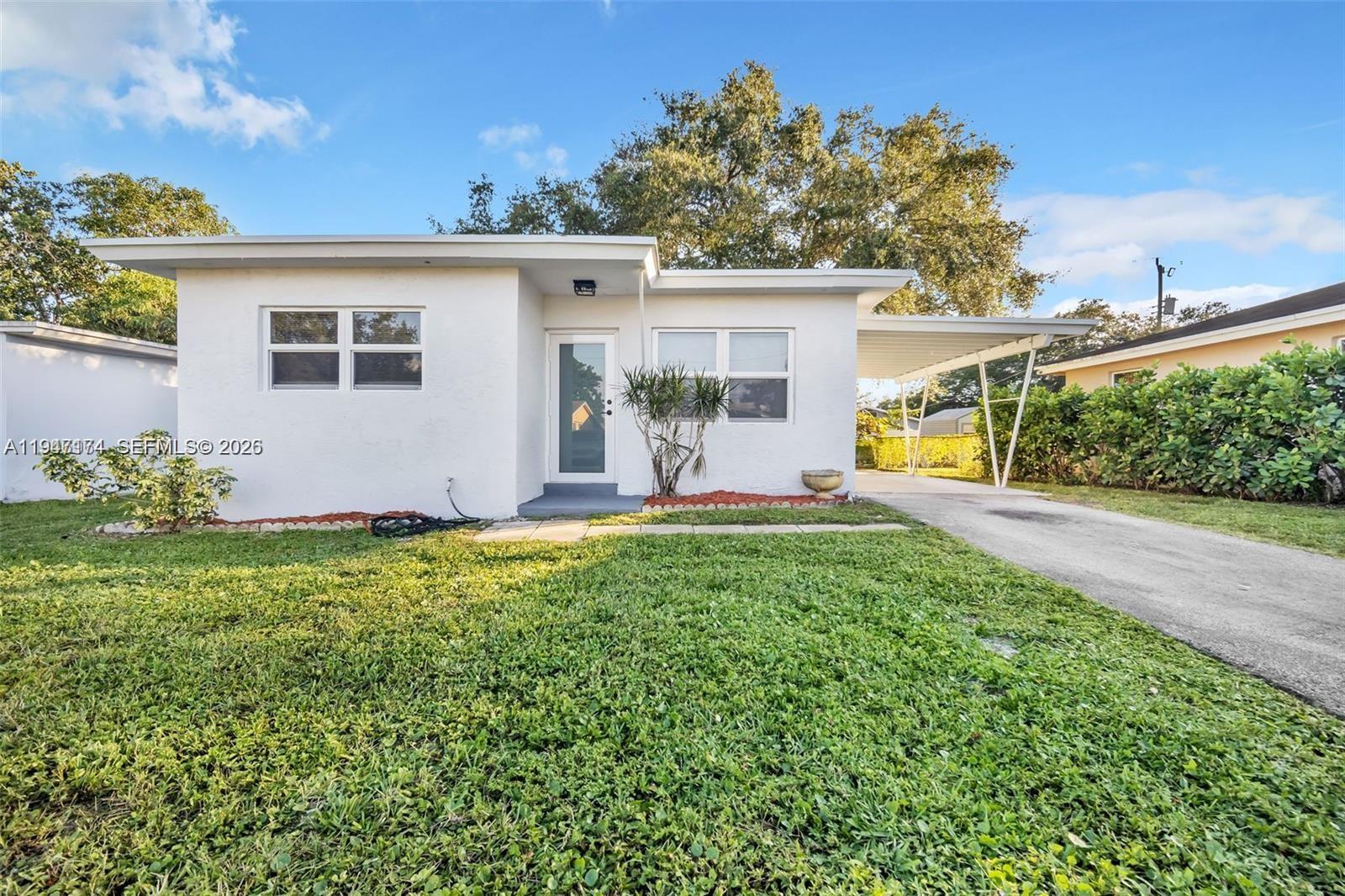 a view of a house with backyard and garden