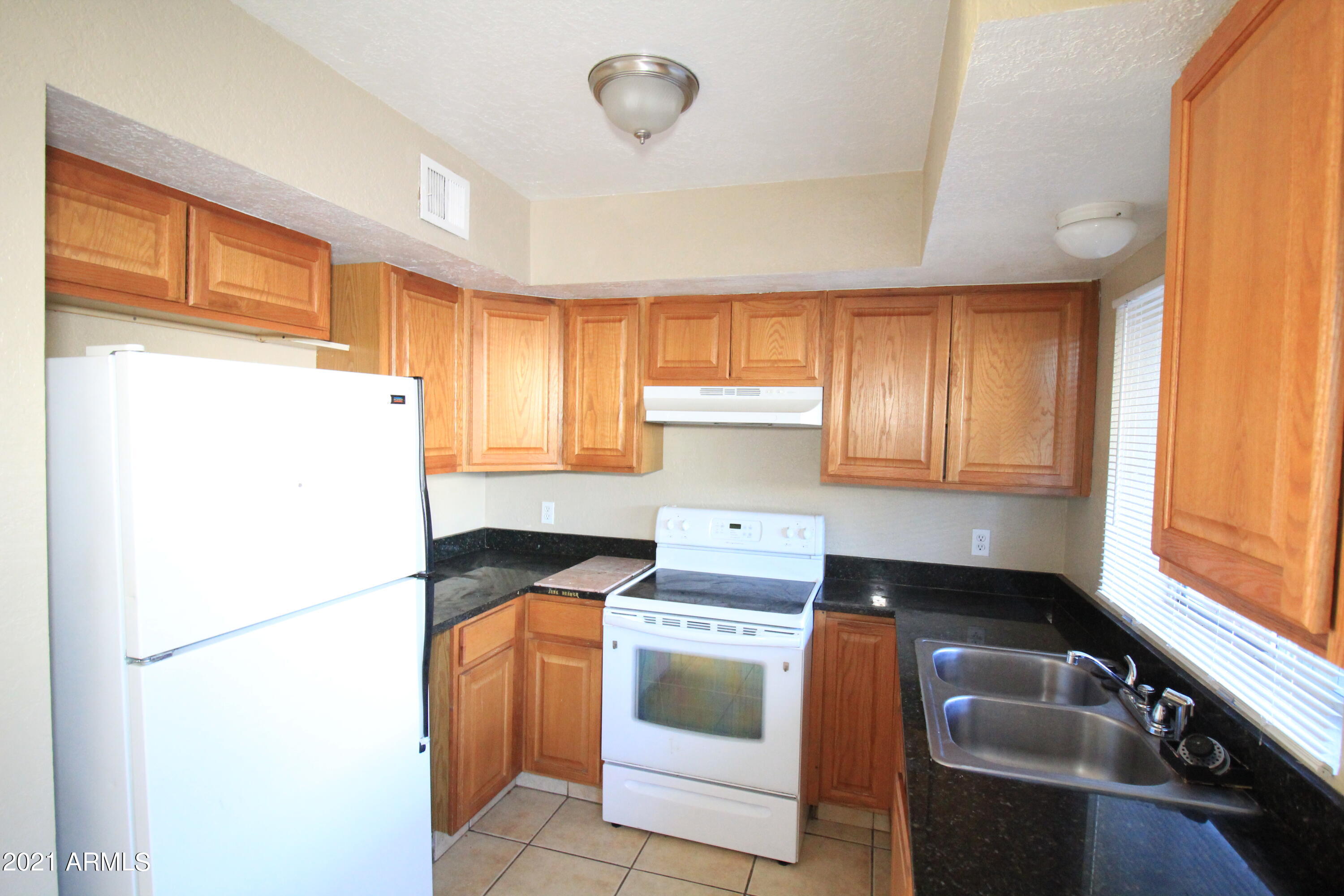9228 North 7th Avenue, Unit 3 Phoenix, AZ 85021 - Photo 6 of 14 Kitchen
