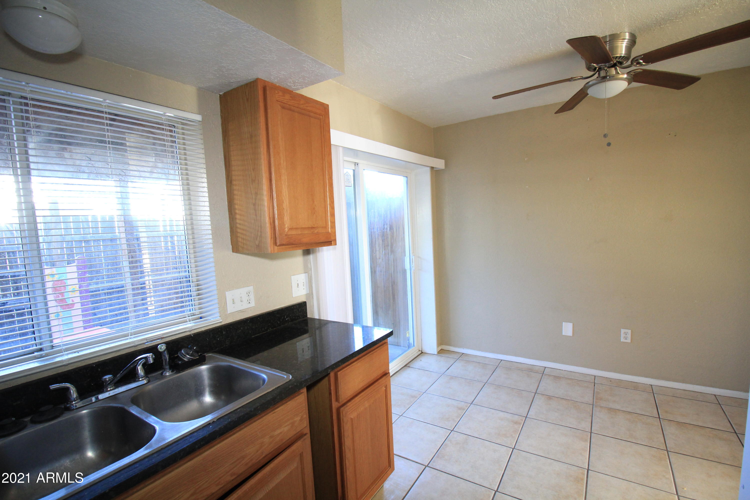 9228 North 7th Avenue, Unit 3 Phoenix, AZ 85021 - Photo 7 of 14 Kitchen/ dining room