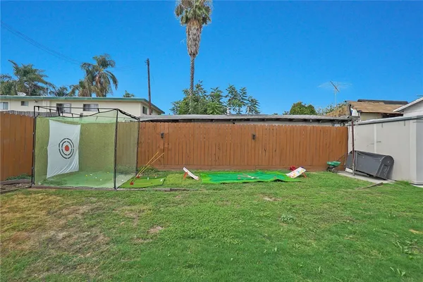 a view of a backyard