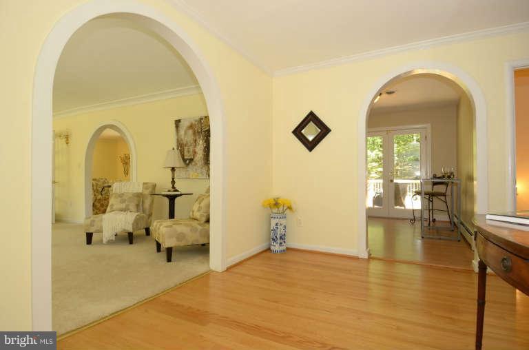 10628 Hunters Valley Road Vienna, VA 22181 - Photo 2 of 30 Entrance Foyer