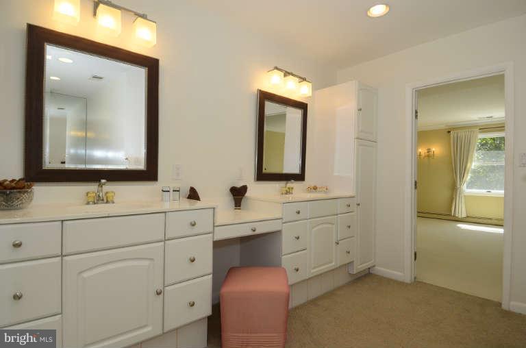 10628 Hunters Valley Road Vienna, VA 22181 - Photo 11 of 30 Bath (Master)