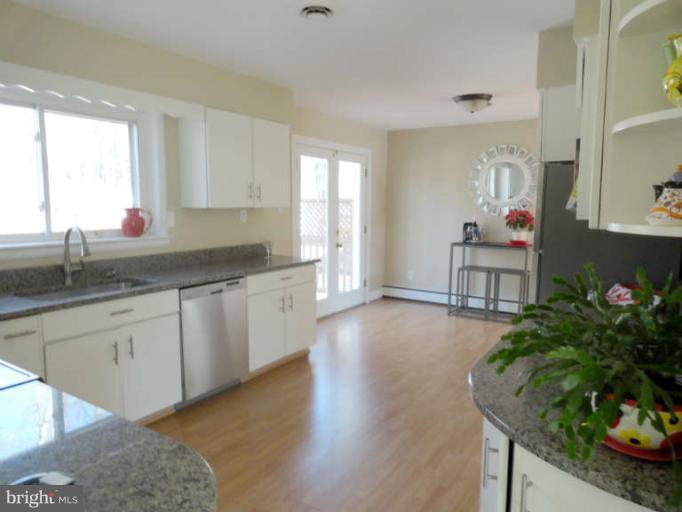 10628 Hunters Valley Road Vienna, VA 22181 - Photo 7 of 30 Updated kitchen