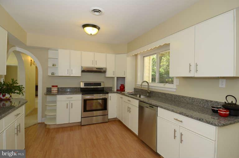 10628 Hunters Valley Road Vienna, VA 22181 - Photo 8 of 30 Granite counters and stainless steel appliances