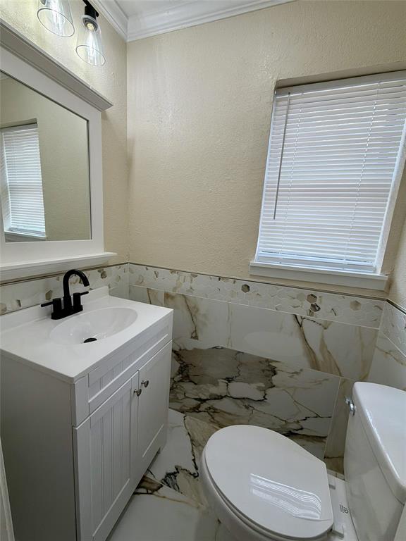 539 Edmonson Avenue Athens, TX 75751 - Photo 15 of 21 a bathroom with a sink toilet and mirror