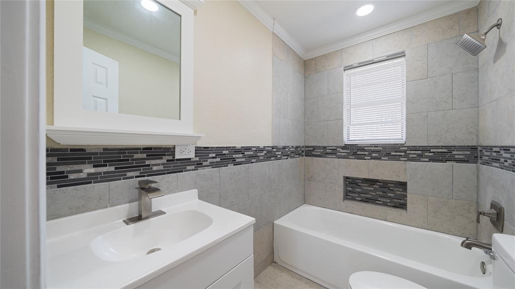 539 Edmonson Avenue Athens, TX 75751 - Photo 18 of 21 a bathroom with a sink and a bathtub