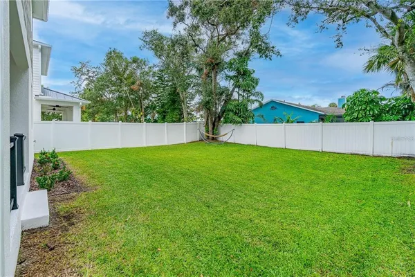 a view of a backyard