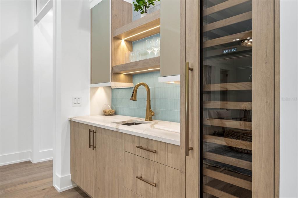 1820 Glencoe Road Winter Park, FL 32789 - Photo 13 of 75 a bathroom with a sink and a mirror