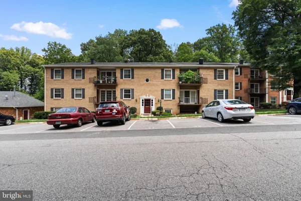 $309,000 | 3901 Lyndhurst Drive, Unit 201, Fairfax, VA 22031
