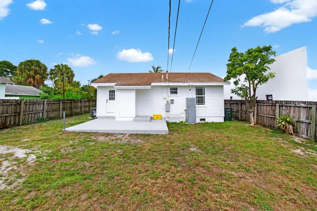 a view of a house with backyard and porch
