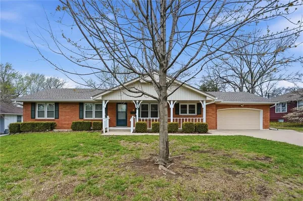 $340,000 | 206 Northwest Woodbine Avenue, Lee's Summit, MO 64063