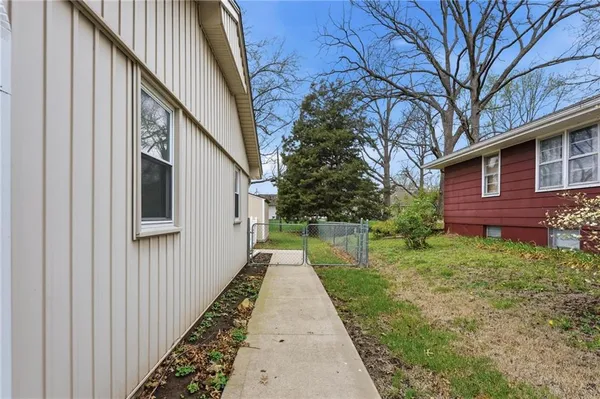 $340,000 | 206 Northwest Woodbine Avenue, Lee's Summit, MO 64063