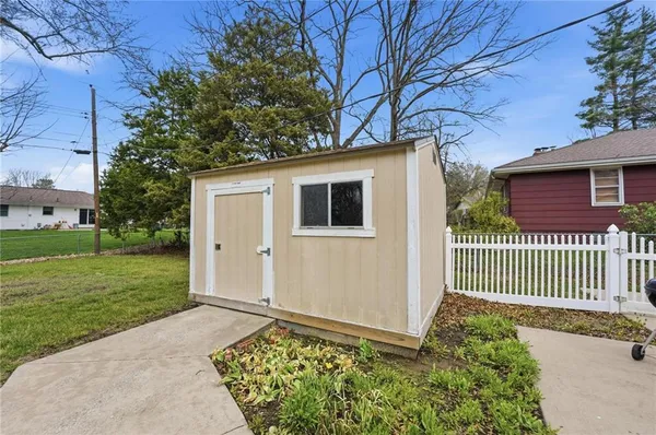 $340,000 | 206 Northwest Woodbine Avenue, Lee's Summit, MO 64063