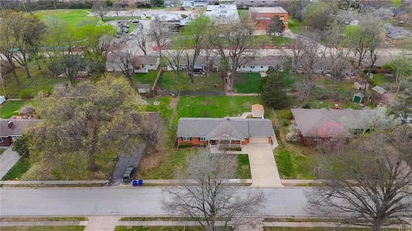 $340,000 | 206 Northwest Woodbine Avenue, Lee's Summit, MO 64063