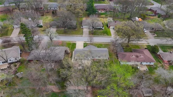 $340,000 | 206 Northwest Woodbine Avenue, Lee's Summit, MO 64063