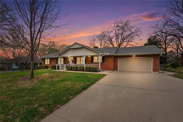 $340,000 | 206 Northwest Woodbine Avenue, Lee's Summit, MO 64063