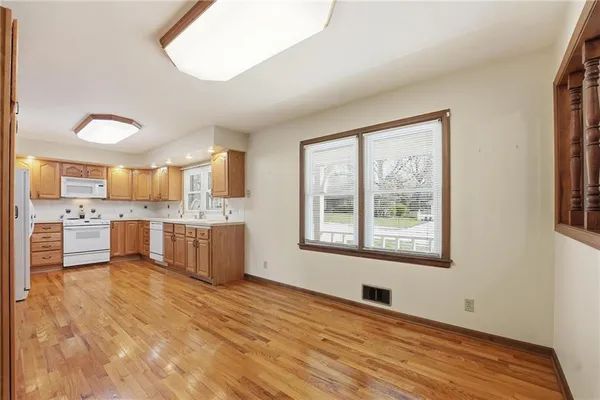 $340,000 | 206 Northwest Woodbine Avenue, Lee's Summit, MO 64063