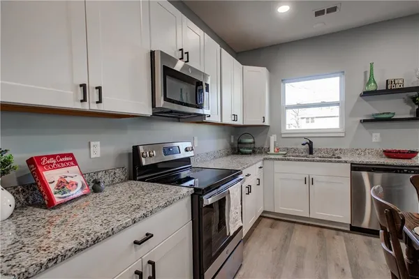 $299,900 | 106 East Walker Drive, Harrisonville, MO 64701