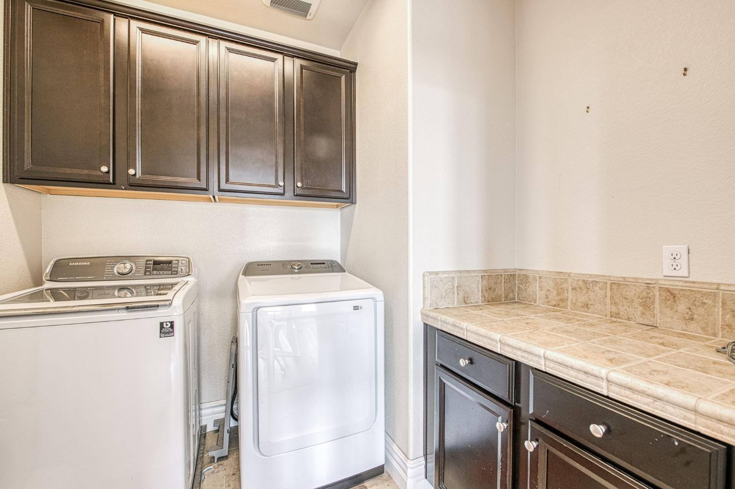 3036 Portals Avenue Clovis, CA 93619 - Photo 34 of 53 a utility room with dryer and washer