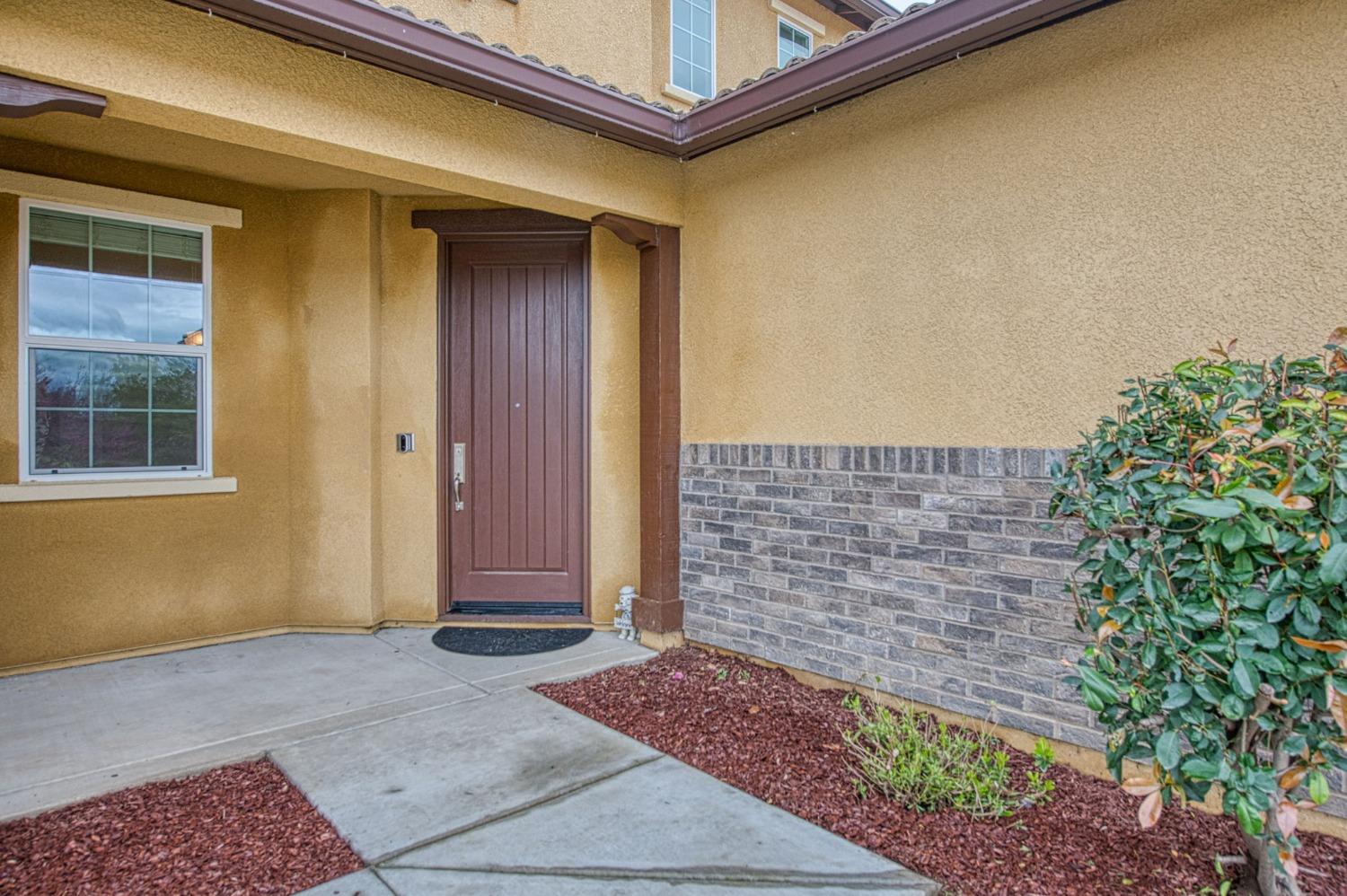3036 Portals Avenue Clovis, CA 93619 - Photo 4 of 53 a front view of a house with a yard