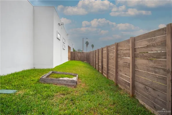 a view of a backyard