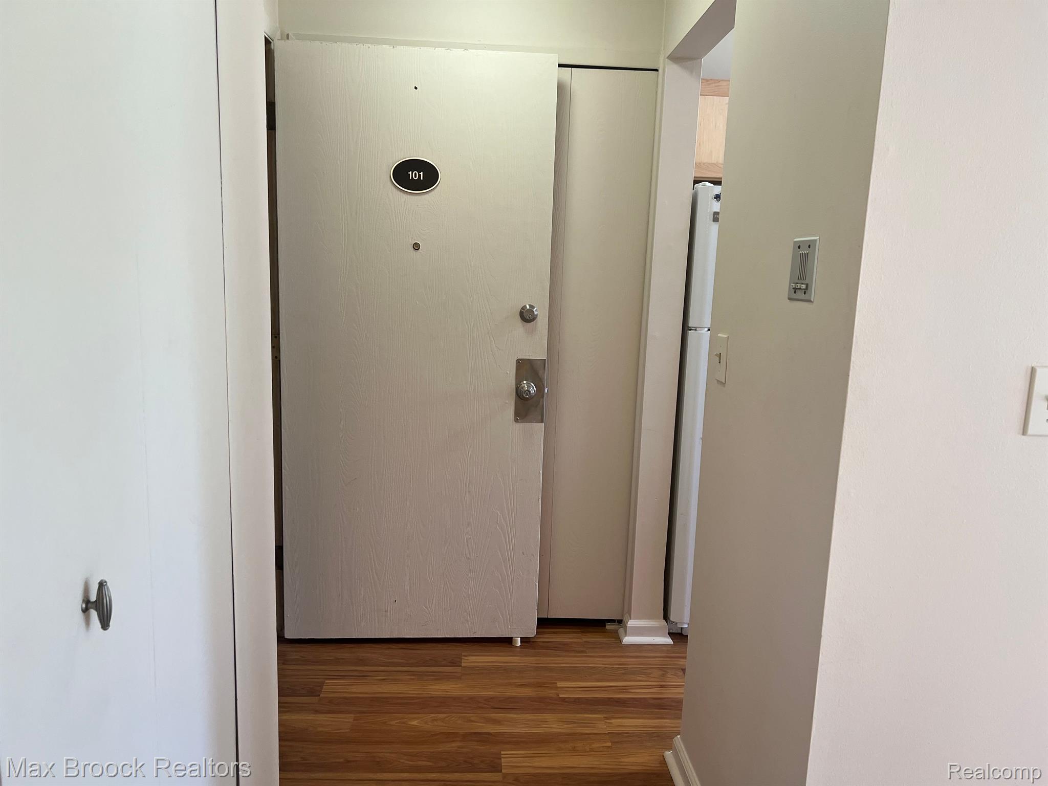 3915 Lone Pine Road, Unit 101 West Bloomfield, MI 48323 - Photo 3 of 21 Gallery Image 3