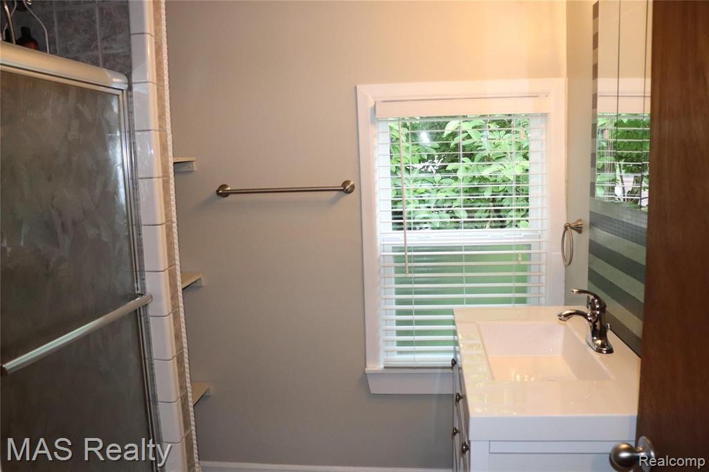 109 Chippewa Road Pontiac, MI 48341 - Photo 10 of 22