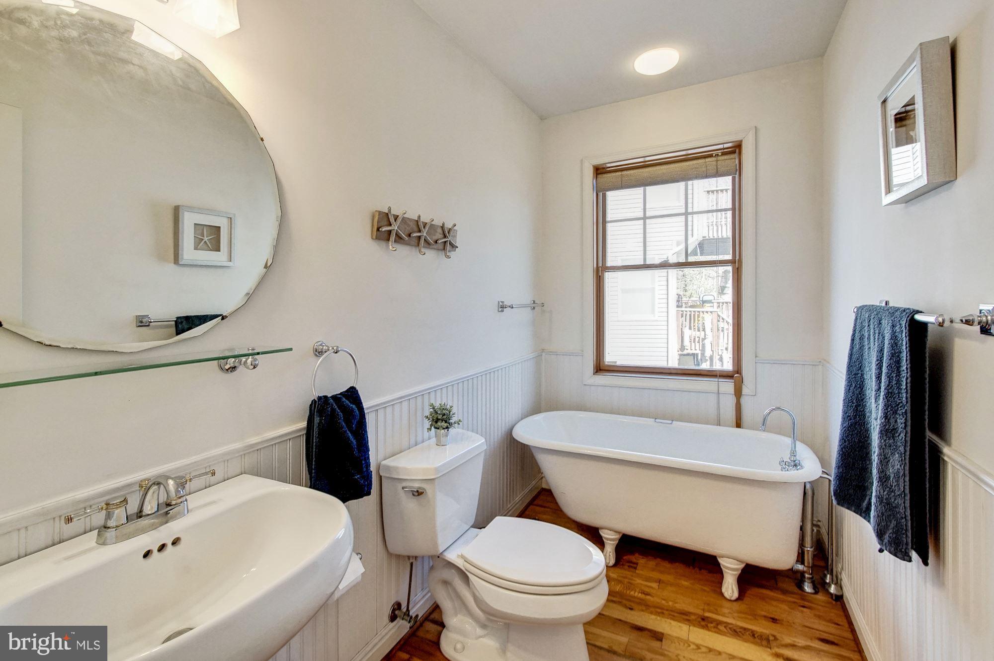 1580 Columbia Beach Road Shady Side, MD 20764 - Photo 19 of 47 Main level full bath