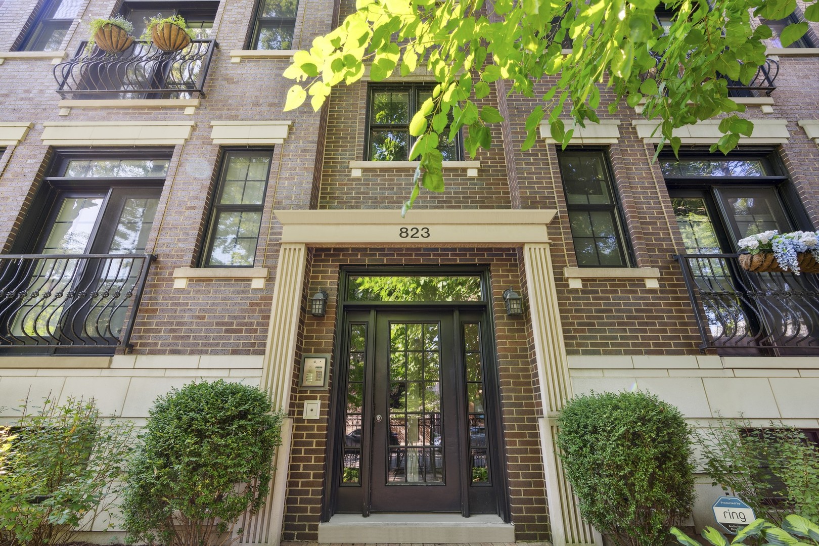 823 West Wolfram Street, Unit 3E Chicago, IL 60657 - Photo 1 of 27 a front view of a house