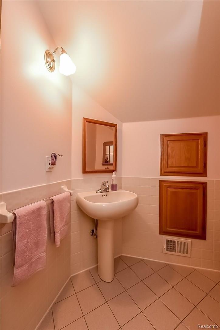 36140 Hardenburg Road Farmington, MI 48331 - Photo 47 of 69 0065.jpg