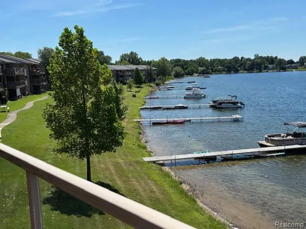 $1,700 | 1924 Klingensmith Road, Unit 72, Bloomfield Hills, MI 48302