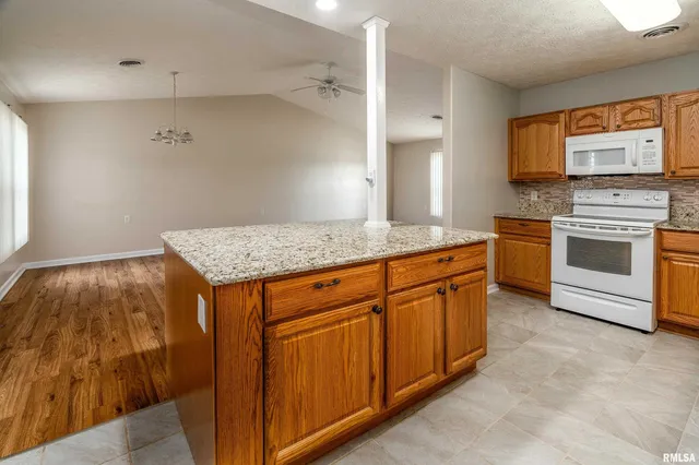 $240,000 | 1500 Apache Drive, Marion, IL 62959