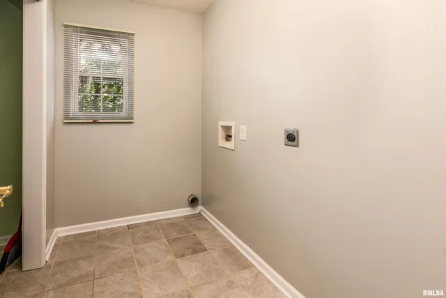 $240,000 | 1500 Apache Drive, Marion, IL 62959