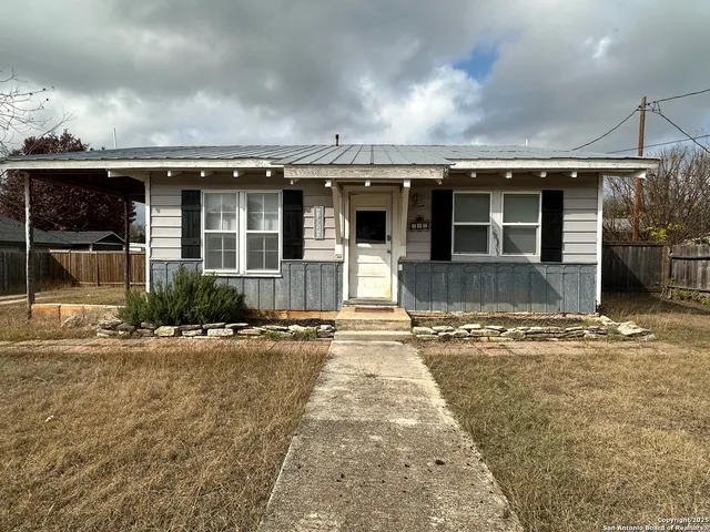 $1,675 | 407 Hackberry Street, Bandera, TX 78003