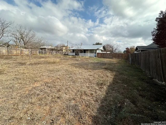 $1,675 | 407 Hackberry Street, Bandera, TX 78003