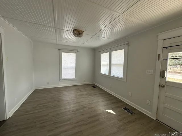 $1,675 | 407 Hackberry Street, Bandera, TX 78003