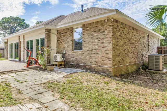 a view of a back yard