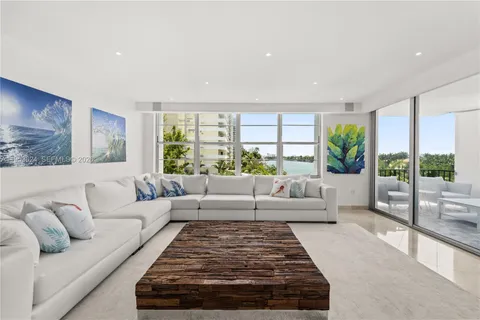 $1,175,000 | 5640 Collins Avenue, Unit 4D, Miami Beach, FL 33140