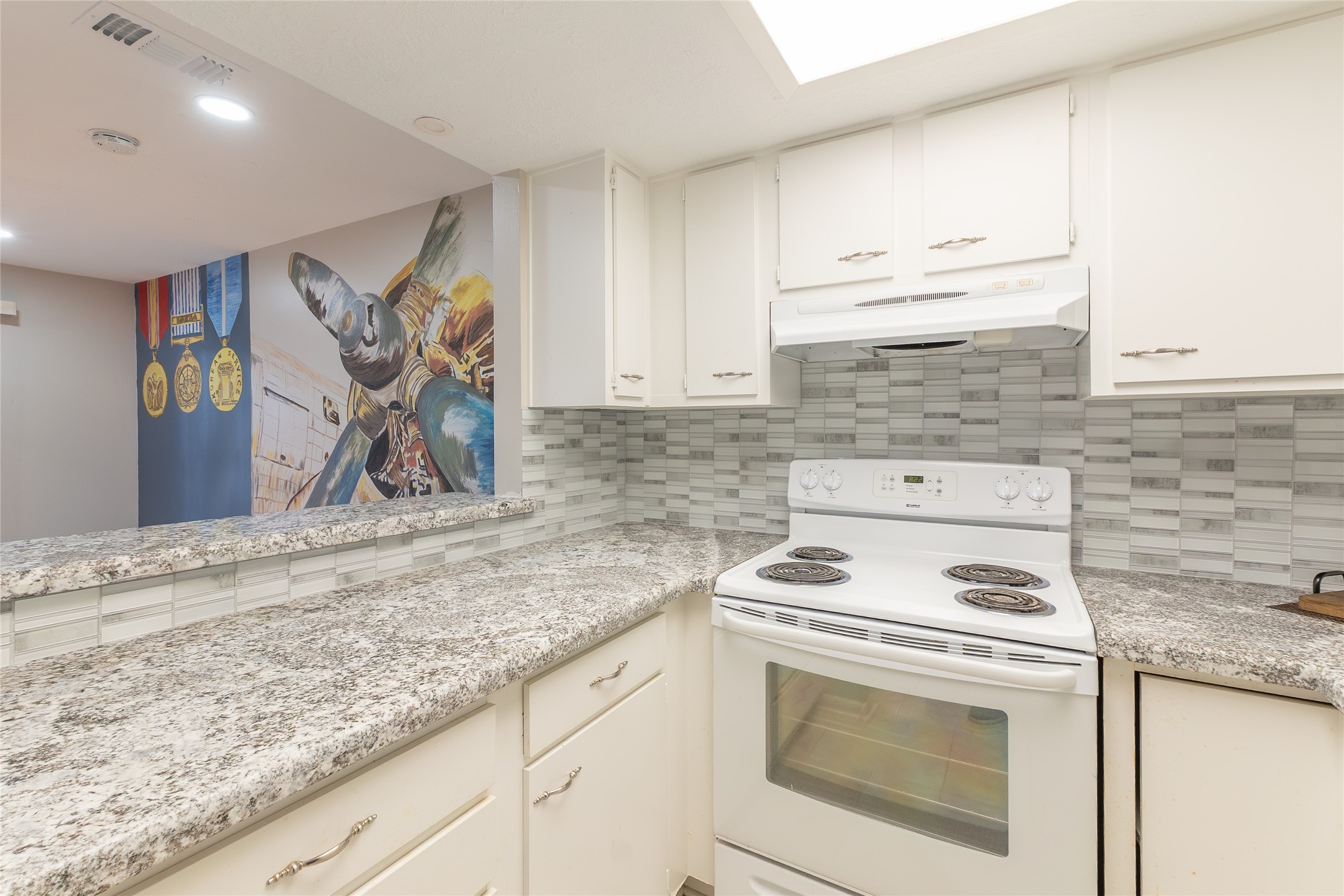 38 Regency Point Montgomery, TX 77356 - Photo 15 of 49 kitchen looking towards mural