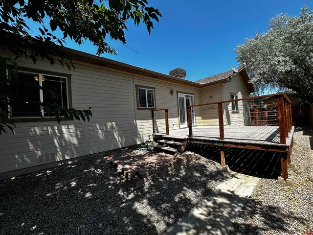a front view of house with yard