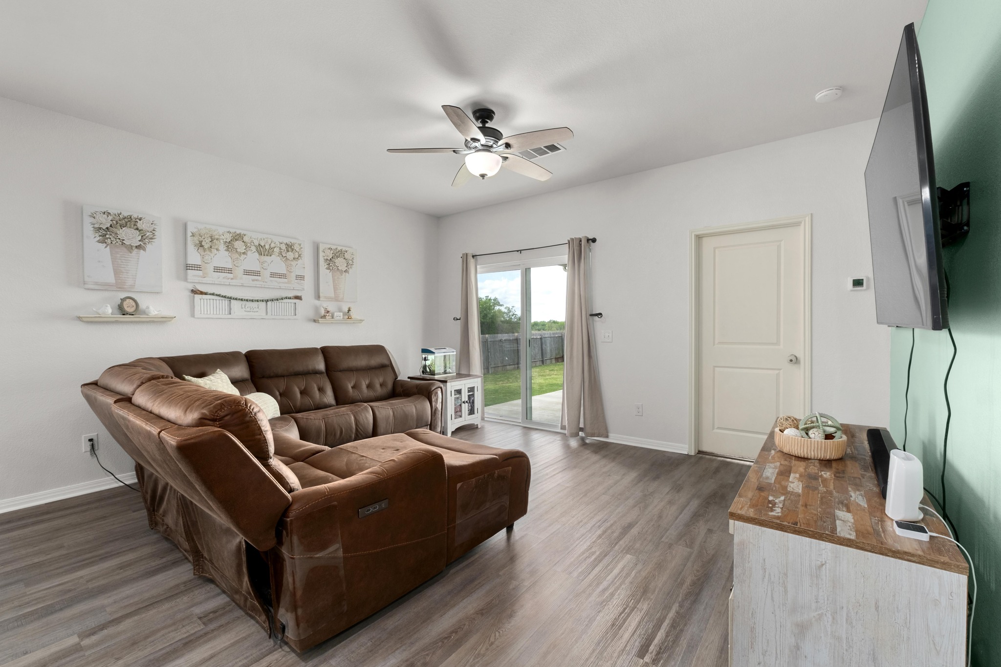 420 Seneca Loop Kyle, TX 78640 - Photo 5 of 26 Light and Bright Family Room