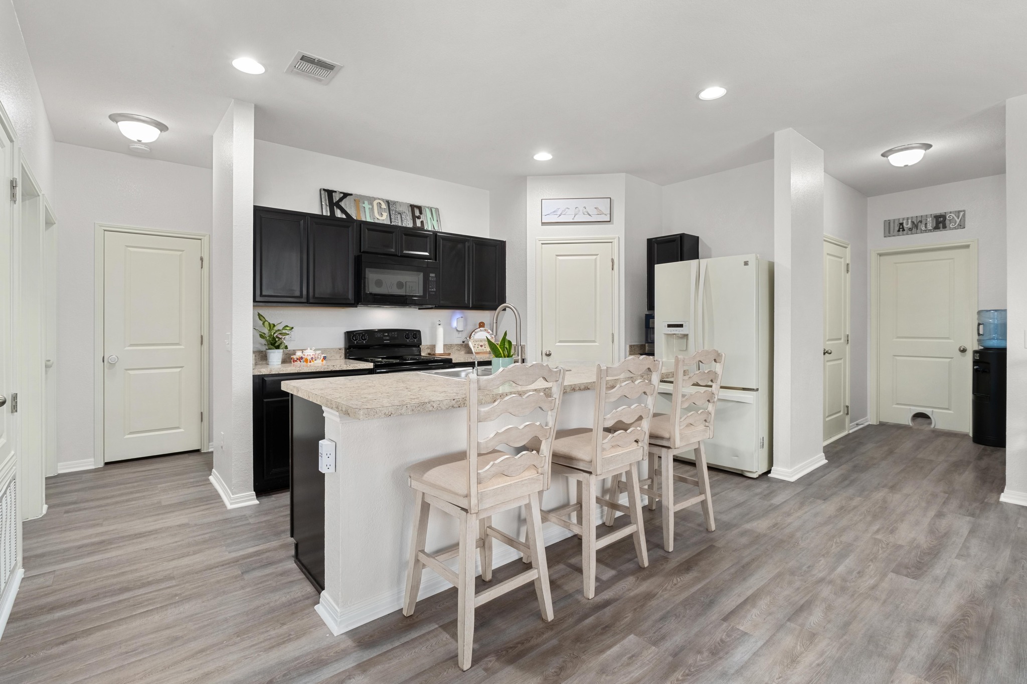 420 Seneca Loop Kyle, TX 78640 - Photo 8 of 26 Breakfast Bar