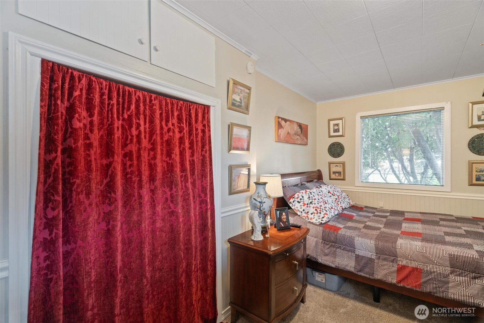 211 30th Street Hoquiam, WA 98550 - Photo 17 of 24 a living room with furniture and a window