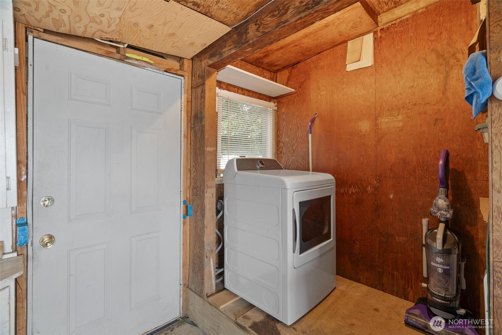 211 30th Street Hoquiam, WA 98550 - Photo 18 of 24 a utility room with dryer and washer
