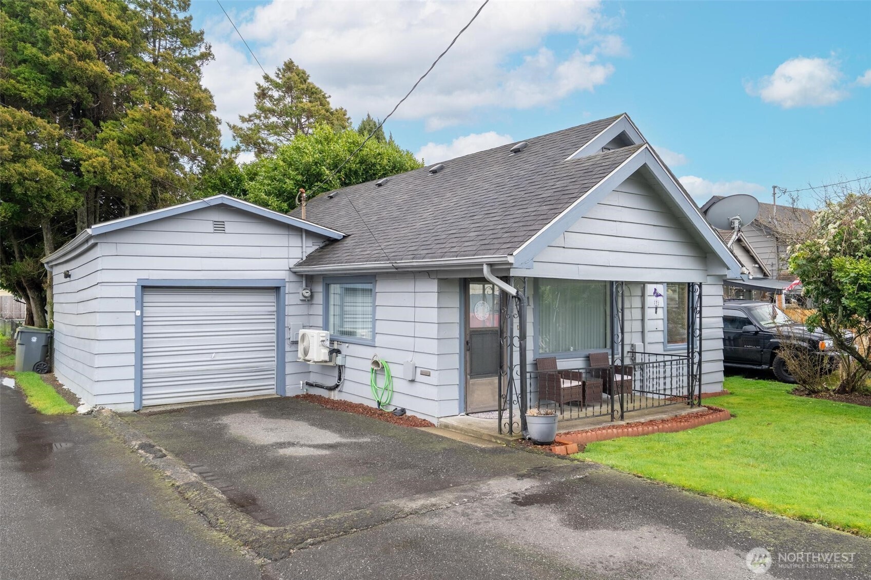 211 30th Street Hoquiam, WA 98550 - Photo 2 of 24 a view of a house with a yard and garden