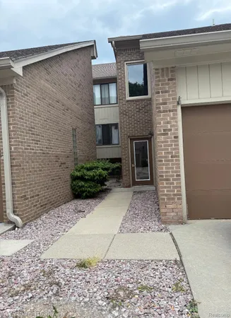 $1,750 | 42372 Lochmoor Street, Clinton Township, MI 48038