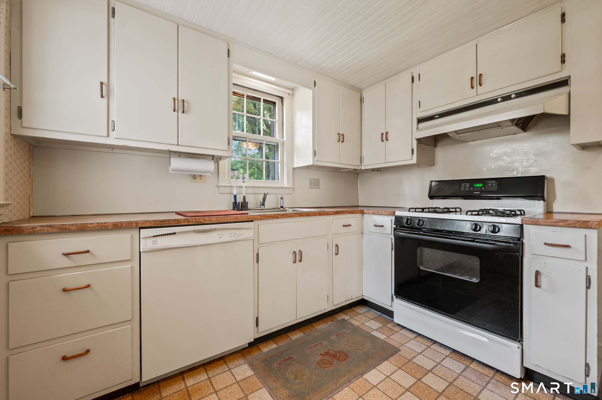 12 Greenhurst Road West Hartford, CT 06107 - Photo 11 of 36 Kitchen with gas stove