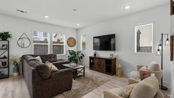 $817,900 | 6083 Oak Leaf Place, Rohnert Park, CA 94928